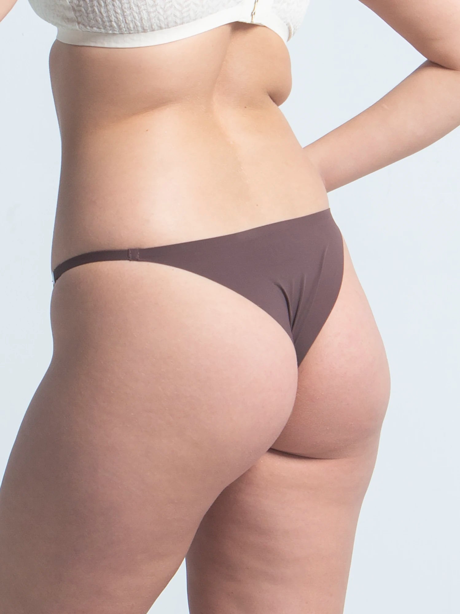 Seamless Magnetic Whisper Thong