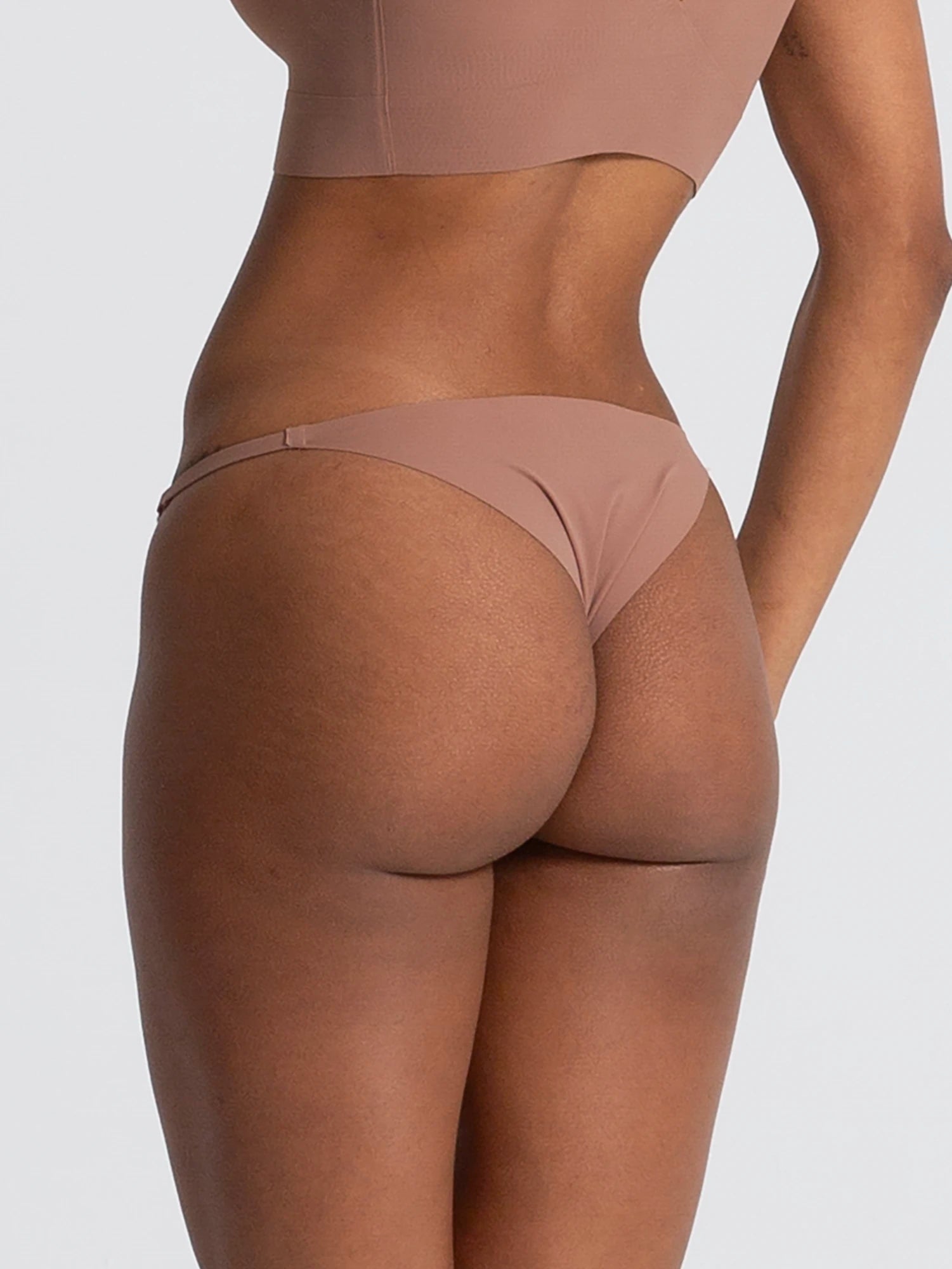 Seamless Magnetic Whisper Thong